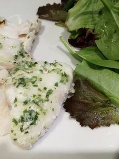 Una foto de Merluza al papillote en sartén