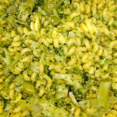 Una foto de Tirabuzones con brócoli y pesto