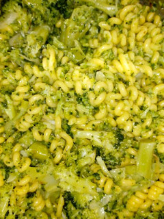Una foto de Tirabuzones con brócoli y pesto