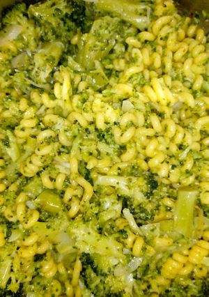Una foto de Tirabuzones con brócoli y pesto