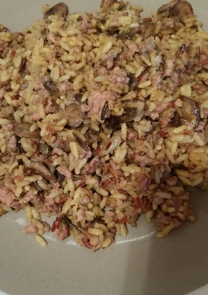 Una foto de Arroz al curry con champiñones y carne picada