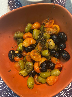Una foto de Mix de aceitunas y tomates cherry para picoteo