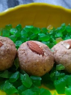 आटे के लड्डू (Aate ke laddu recipe in Hindi) रेसिपी मुख्य फोटो