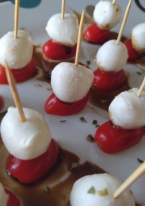 Une photo de Brochettes tomates cerises/mozza/réduction vinaigre balsamique