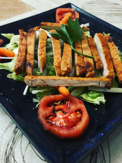 Una foto de Lomo adobado en cama de ensalada mixta