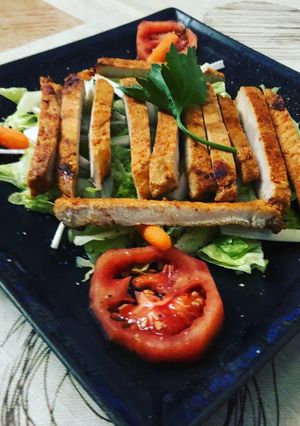 Foto principal de Lomo adobado en cama de ensalada mixta