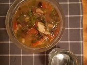 Una foto de sopa de rúcula