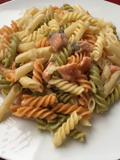 Una foto de Macarrones con salmón fresco y salmón ahumado