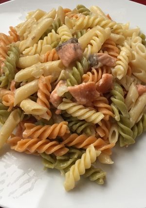 Foto principal de Macarrones con salmón fresco y salmón ahumado
