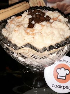 Una foto de Arroz con leche cremosito 😋