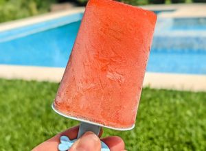 Una foto de 🍓 Helado de frutilla y naranja en palito 🍊