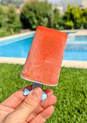 Una foto de 🍓 Helado de frutilla y naranja en palito 🍊