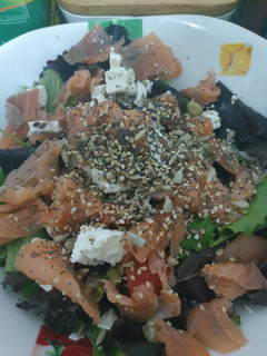 Una foto de Ensalada de salmón ahumado y queso de cabra