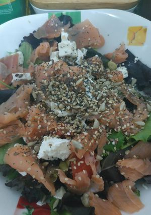 Foto principal de Ensalada de salmón ahumado y queso de cabra