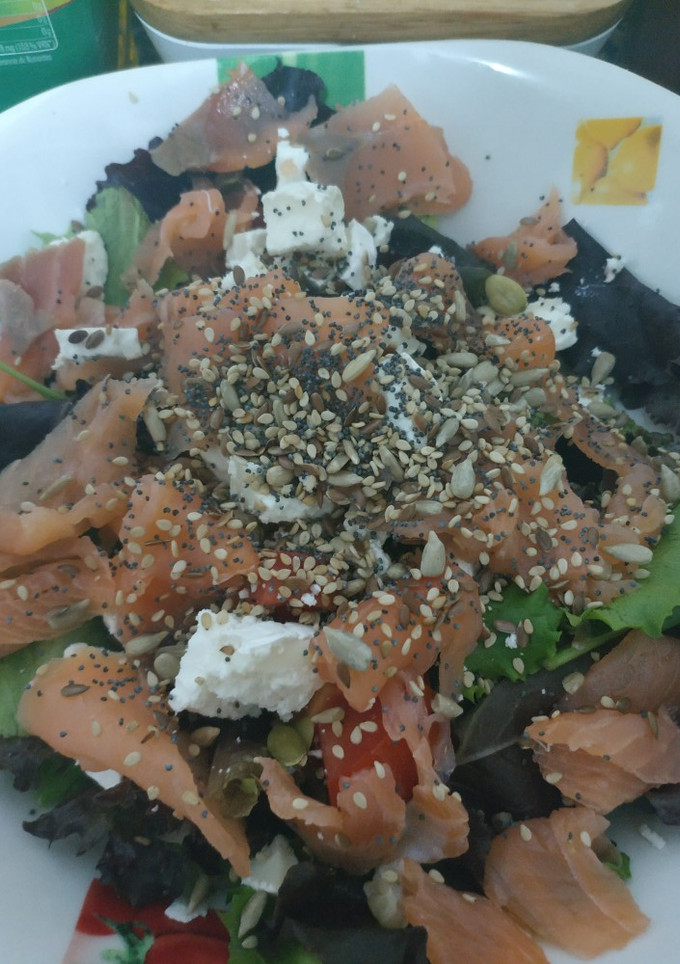 Una foto de Ensalada de salmón ahumado y queso de cabra