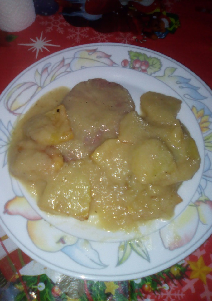 Una foto de Hamburguesa y patatas con salsa de manzana