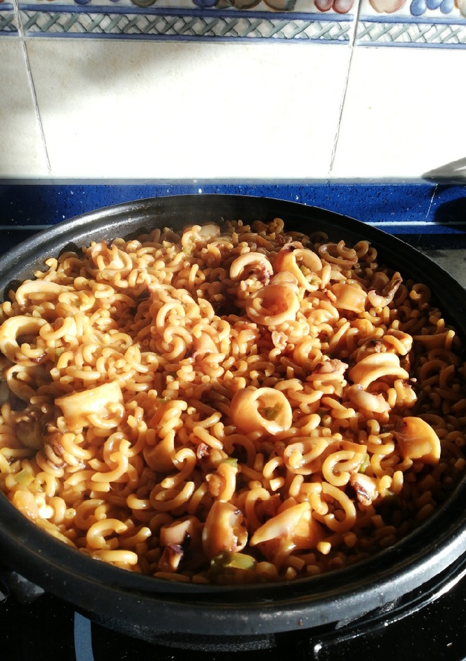 Una foto de Fideuá fácil con calamares
