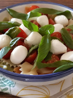 Una foto de Ensalada caprese con pasta