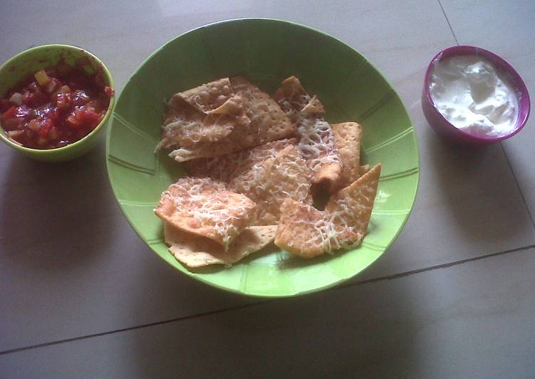 Step-by-Step Guide to Make Speedy Nachos with Salsa and Sour Cream