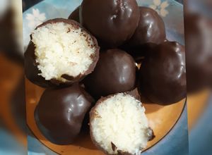 Una foto de Trufas de Coco y Leche Condensada