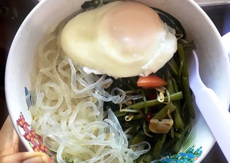Resep Mie shirataki tumis kangkung + telur rebus (diet sehat enak) yang Bikin Ngiler