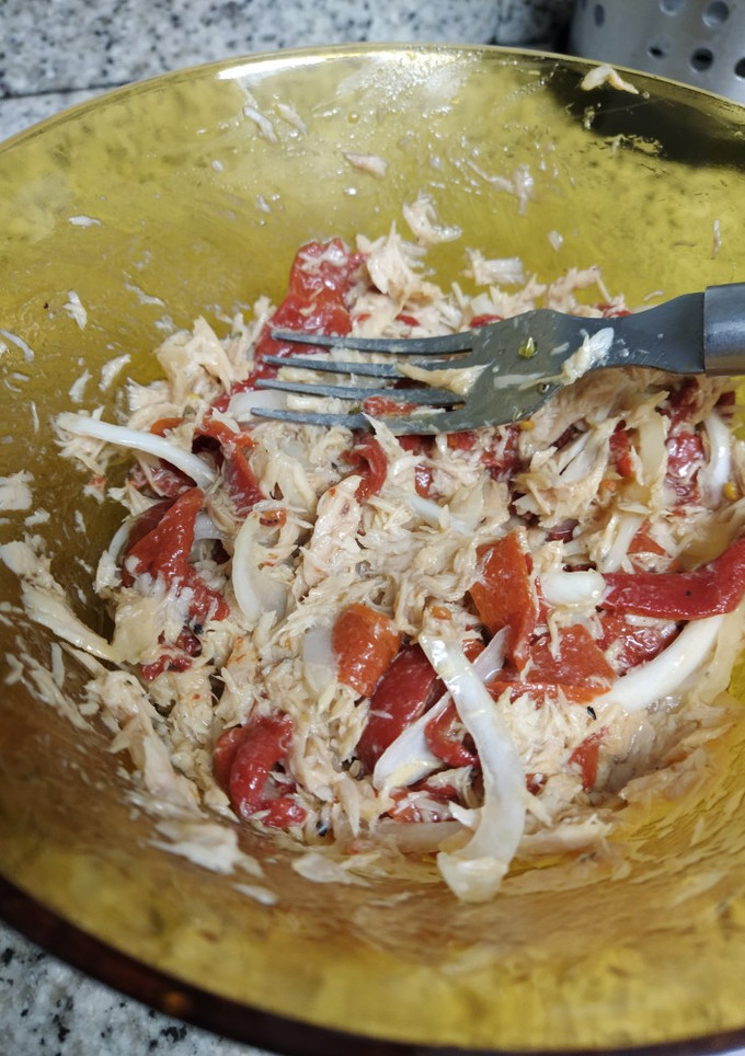 Una foto de 🥗 Ensalada de ventresca y piquillos