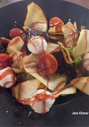Una foto de Ensalada crujiente con perlas de queso