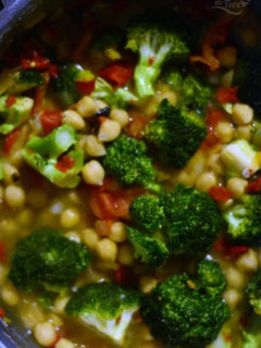 Una foto de Garbanzos con brócoli, receta vegetariana y casera