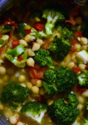Una foto de Garbanzos con brócoli, receta vegetariana y casera