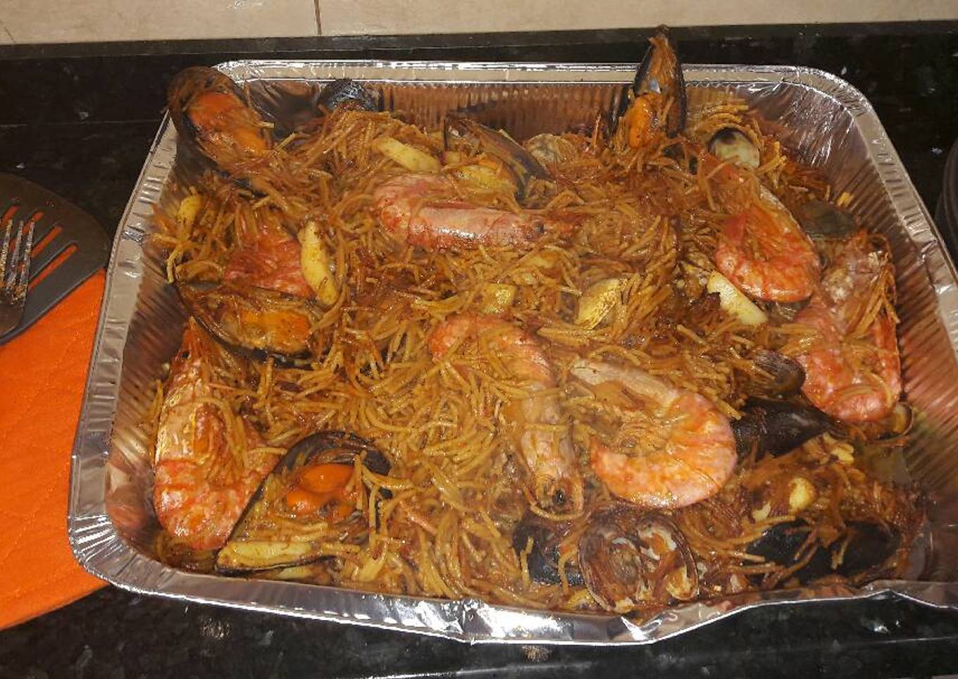 Fedeua de marisco al horno