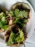 Higados de pollo con casabe y berros