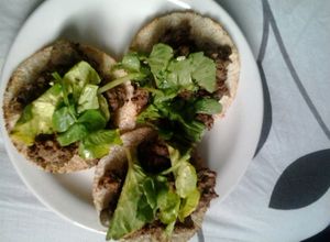Una foto de Higados de pollo con casabe y berros