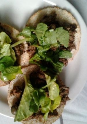 Una foto de Higados de pollo con casabe y berros