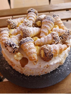 Foto principal de Tarta de nata y crema con conos de hojaldre relleno