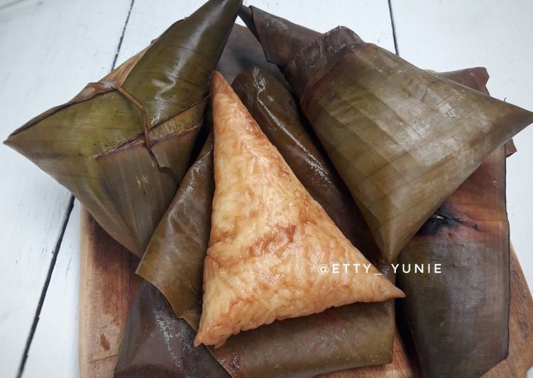 Cara Membuat Lontong Daun Pisang Segitiga : Resep Lontong ...