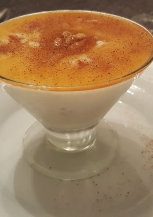 Una foto de Yogur con nueces y miel
