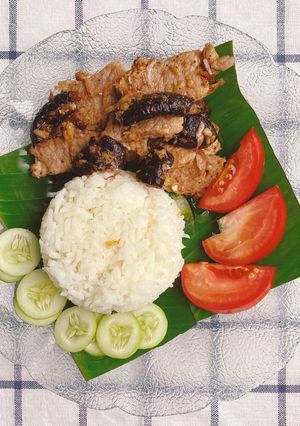 รูปของ ข้าวนมสดใบเตยหน้าหมูและเห็ดทอดกระเทียมพริกไทยดำ 🥛 🍃 🐖 🍄 🧄