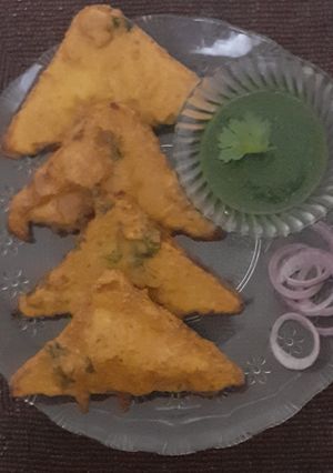 A picture of Bread pakoda.