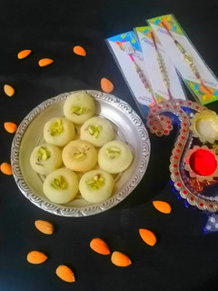 मावा पिस्ता पेड़ा (Mawa Pista Peda recipe in Hindi) रेसिपी मुख्य फोटो