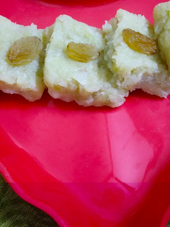 சுரைக்காய் தேங்காய் பர்ஃபி (Suraikaai thenkaai burfi recipe in tamil) செய்முறை முக்கிய புகைப்படம்