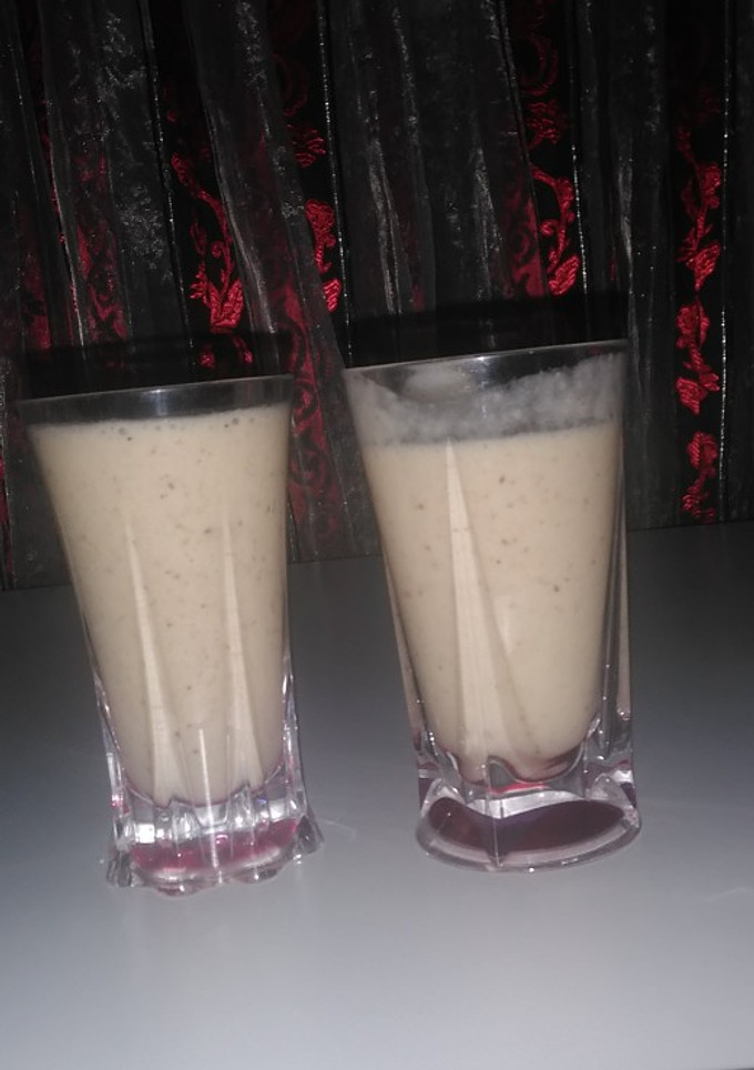 A picture of Banana and date smoothy.