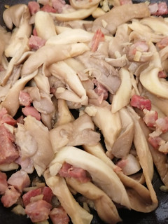 Una foto de Setas al ajillo con jamón