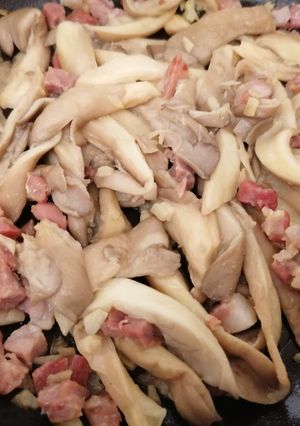 Una foto de Setas al ajillo con jamón