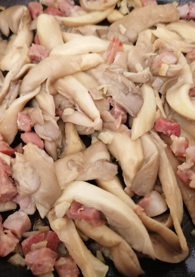 Una foto de Setas al ajillo con jamón