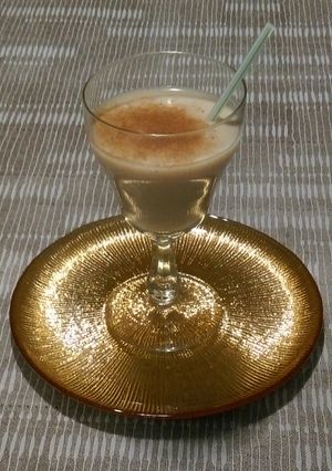 Una foto de Batido de plátano, harina de coco, kéfir y canela