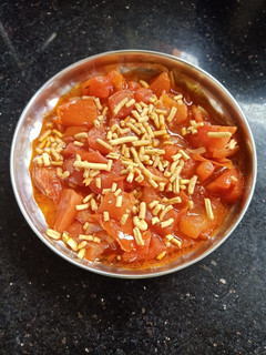 સેવ ટામેટા નું શાક (save tameta nu shak Recipe in Gujarati) રેસીપી મુખ્ય ફોટો