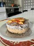 Tortino di avena con yogurt, pesca e burro arachidi