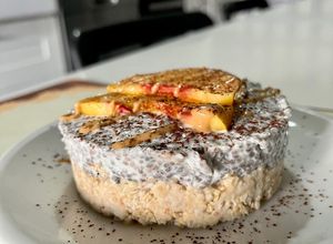 Foto di Tortino di avena con yogurt, pesca e burro arachidi