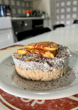 Foto di Tortino di avena con yogurt, pesca e burro arachidi
