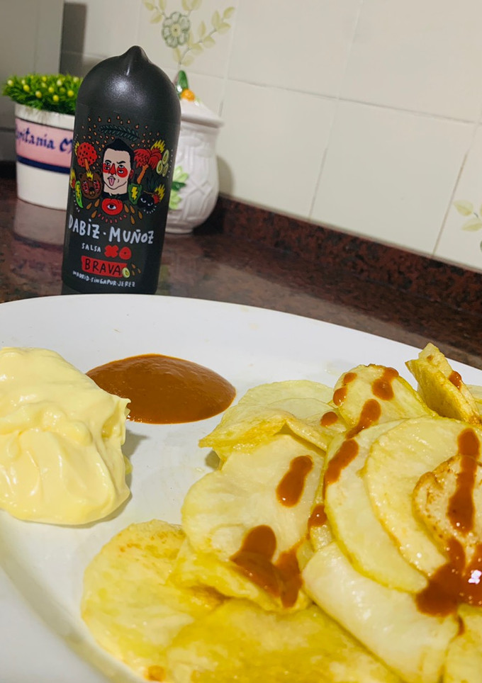 Una foto de Patatas con salsa brava y alioli a la mostaza de Tonino ❌⭕️